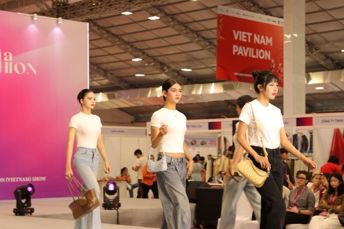 Trình diễn thời trang ngay tại sự kiện sáng ngày khai mạc