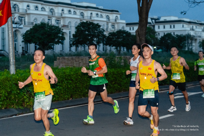 Các runner đang trên đường đua Tiền Phong Half Marathon 2025 luôn thể hiện sức bền & tự tin