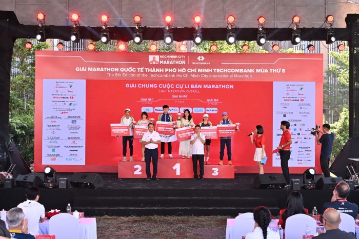 Top 3 nam & nữ Giải chung cuộc cự ly Bán Marathon