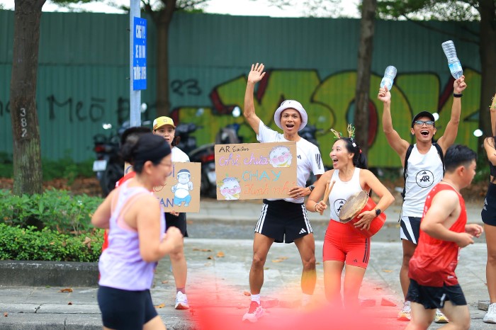 Cổ vũ trên đường chạy 