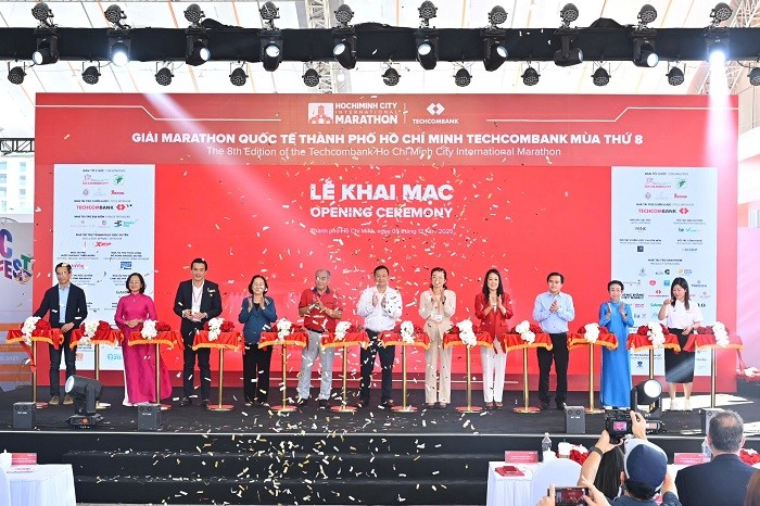 Các vị lãnh đạo cắt băng khai mạc Giải Marathon Quốc tế Thành phố Hồ Chí Minh Techcombank Mùa thứ 8