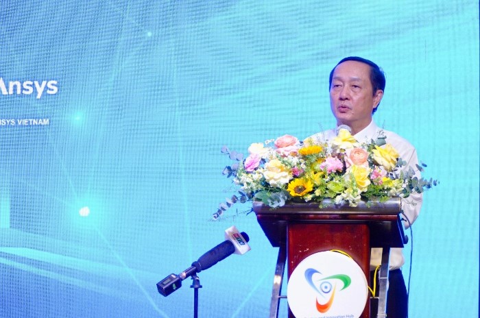 Ông Huỳnh Thành Đạt, Ủy viên Trung ương Đảng, Phó Trưởng Ban Tuyên giáo và Dân vận Trung ương phát biểu tại hội thảo