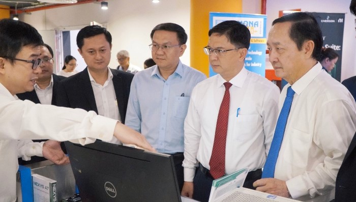 Các vị đại biểu xem triển lãm công nghệ trưng bày và giới thiệu các giải pháp phát triển công nghiệp bán dẫn