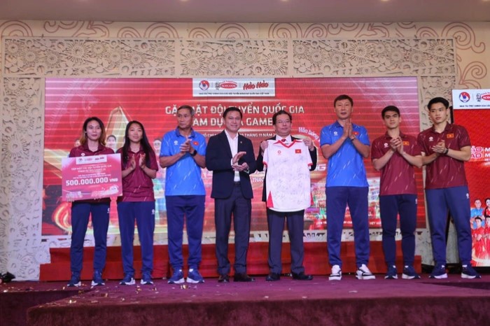 Lễ công bố nhà tài trợ chính cho các đội tuyển bóng đá quốc gia Việt Nam và gặp mặt các đội tuyển tham dự SEA Games 33 vào tối 30-11 tại TP HCM. (Ảnh: QUANG LIÊM)